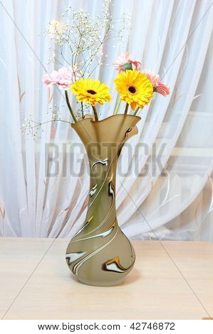 黄色の花の美しいオリジナル花瓶に。