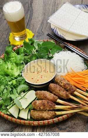nem lui fue, vietnamese grilled minced pork sausages on lemongrass skewers