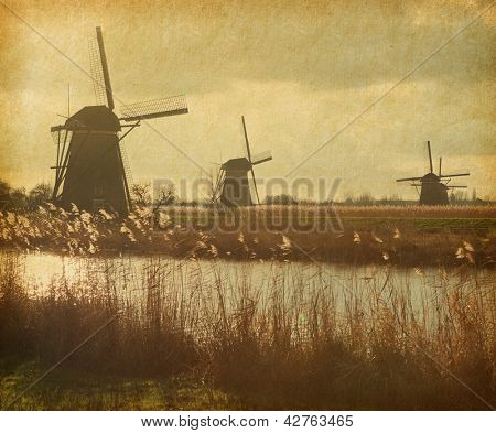 Réseau des moulins de Kinderdijk-Elshout, Pays-Bas.  Photo dans un style rétro. Texture du papier.
