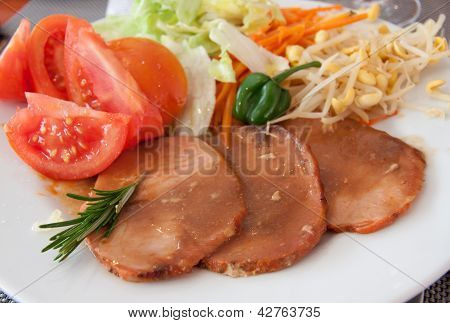 Assado de vitela com molho e salada