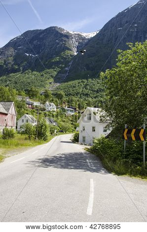 Norge-Hellesylt-vandfald og landsby-Europa rejsedestination