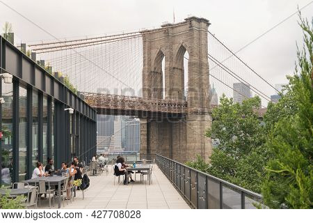 New York City, Usa - August 6, 2019:people Eat And Chat While Sitting In One Of The Many Clubs Of Th