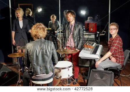 Gruppo di giovani musicisti in studio con specchio