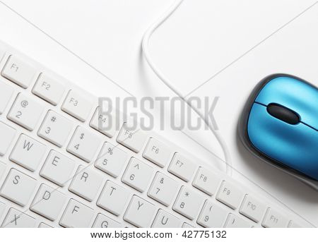 白いキーボードと青マウス
