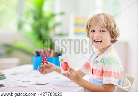 Kid Learning To Read. Phonics Flash Cards.