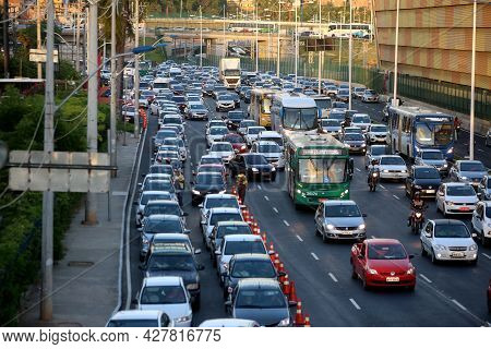 Salvador, Bahia, Brazil - December 22, 2017: Movement Of Vehicles In Congestion In The City Of Salva