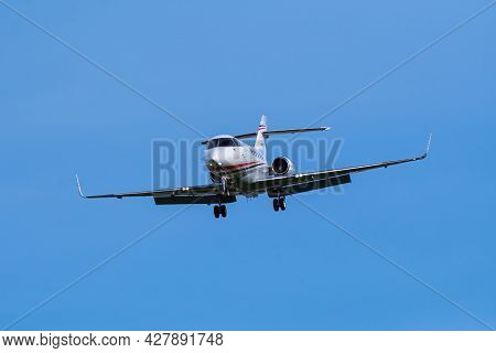 Centennial, Usa-october 17: Raytheon Hawker Airplane Flies On October 17, 2020 At Centennial Airport