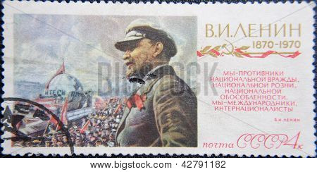 Russland ca. 1970: Briefmarke gedruckt von UdSSR zeigt PortrÃ¤t des sozialistischen Lider Lenin und Masse
