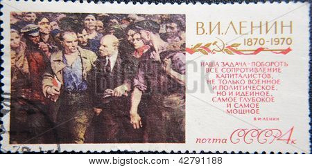 Russland ca. 1970: Briefmarke gedruckt von UdSSR um 1970 zeigt sozialistischen Lider Lenin zu FuÃŸ durch Masse