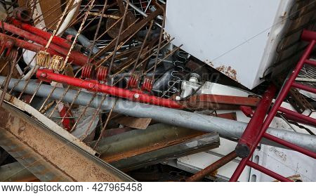 Metal And Ferrous Material In The Large Recycler Landfill To Recover Used Objects And Be Able To Rec