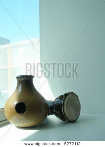 Udu etniska afrikanska lera trumman och Djembe