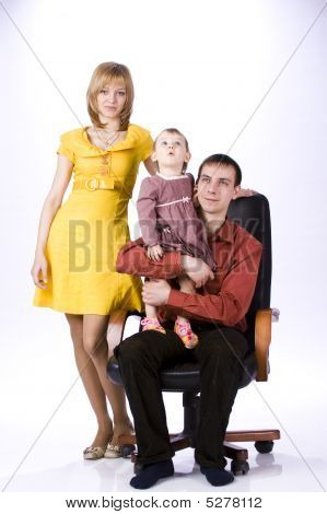子供はオフィスの椅子に座っています。