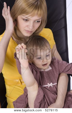 母と娘の椅子に座って