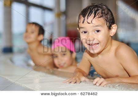 Attività dei bambini in piscina molto bella