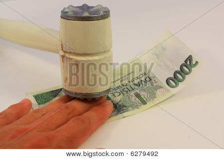 peníze a kladivo
