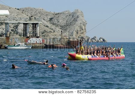 Attraction On The Water - Riding On Water Banana