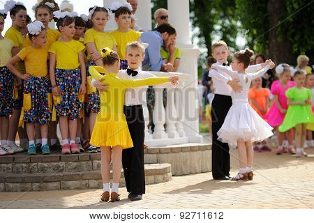 Orel, Russia - May 01, 205: Children's Day, Two Pairs Of Children Dancing Waltz In The Street