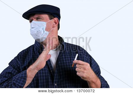 Muž v masce odrazil od cigaret
