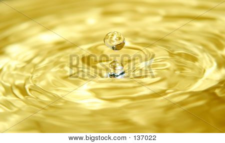 Flüssiges Gold und einem Tropfen