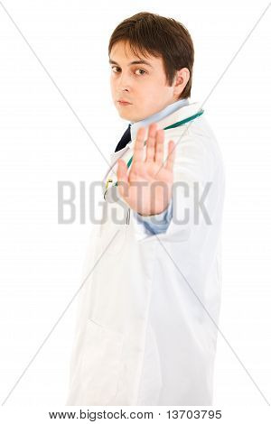 Doctor en medicina autorizado mostrando parada gesto aislado en blanco