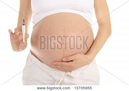 mulher grávida com seringa na mão