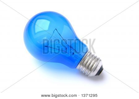 Bombilla azul aislado en blanco