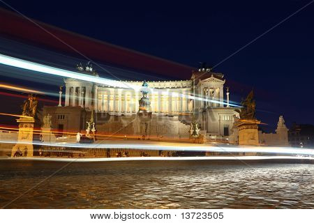 ลานพระอนุสาวรีย์ Victor Emmanuel II ใกล้ Vittoriano ในเวลากลางคืนในโรม อิตาลี
