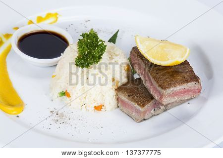 Tuna Tataki with Rice and VegetableThai food in a luxury hotel.
