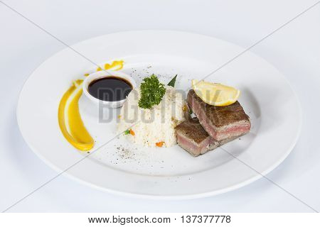 Tuna Tataki with Rice and VegetableThai food in a luxury hotel.
