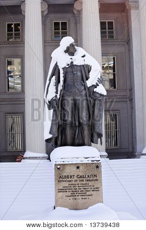 Albert Gallatin patsas lumi valtiovarainministeriö Washington DC