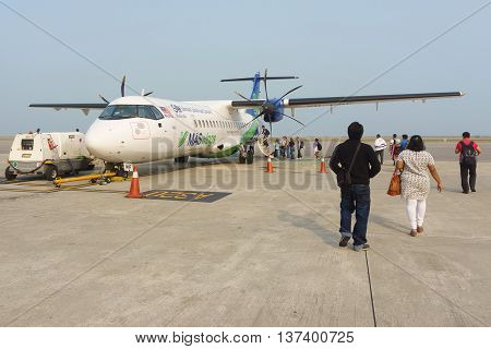 Kota Kinabalu Sabah Malaysia - Apr 9 2016 : Passenger boarding MasWings Aircraft ATR-72-500 at Kota Kinabalu . The aircraft serve regional destination within Borneo with a capacity of max 74.
