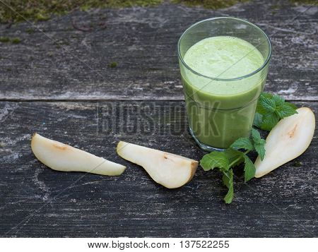 Green smoothie with pear peppermind spinach and many other components