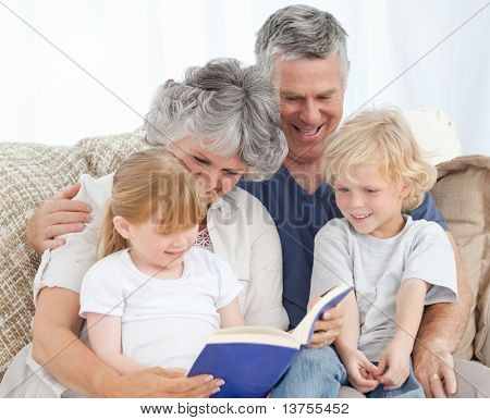 Familia mirando un álbum de fotos en la sala de estar