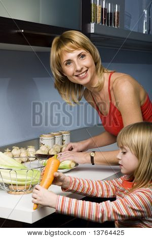 Mère et fille sont coupe légumes