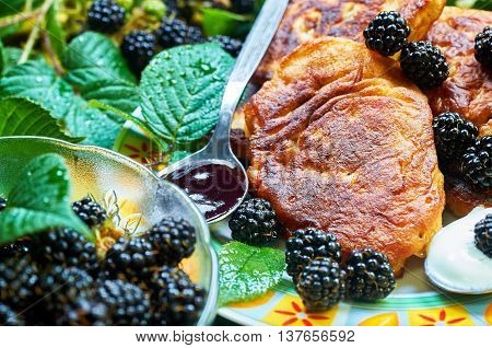 Homemade pikelets with forest blackberries and sweet cream