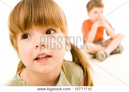 약간 옆으로 앉아 보 배경 보고 호기심 소녀 클로즈업