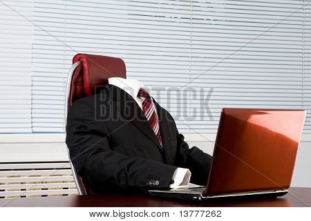 Bild der eleganten Anzug ohne dass jemand drin am Arbeitsplatz