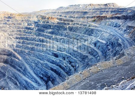 Billede af en del af grå canyon med veje nedenfor