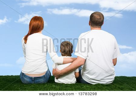 함께 앉고 하늘 보고 가족의 뒷 모습