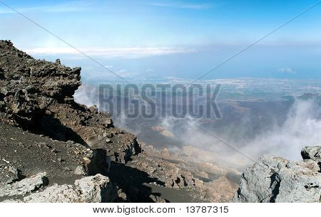 Panoramisch uitzicht vanaf Mount Etna met zee en steden onder, Sicilië, Italië