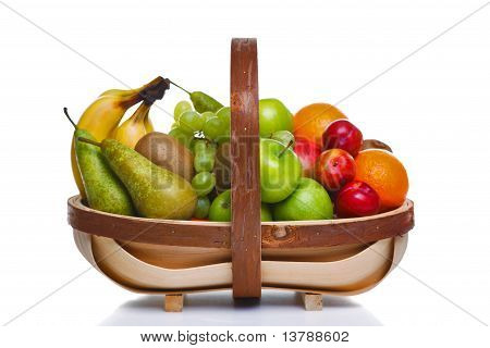 Trug voll mit frischem Obst, Isolated On White Background.