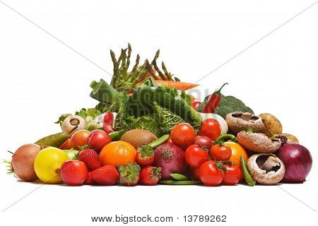 Obst und Gemüse, die isoliert auf weißem Hintergrund.