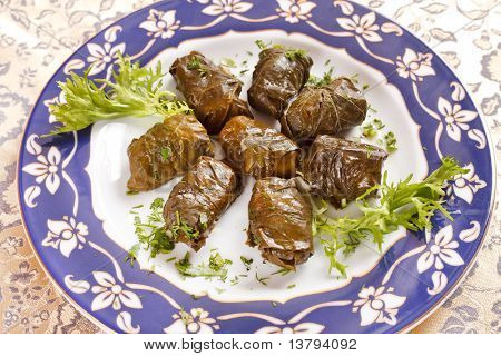 liściach winogron nadziewane ryżem (dolmades podawane na talerzu)