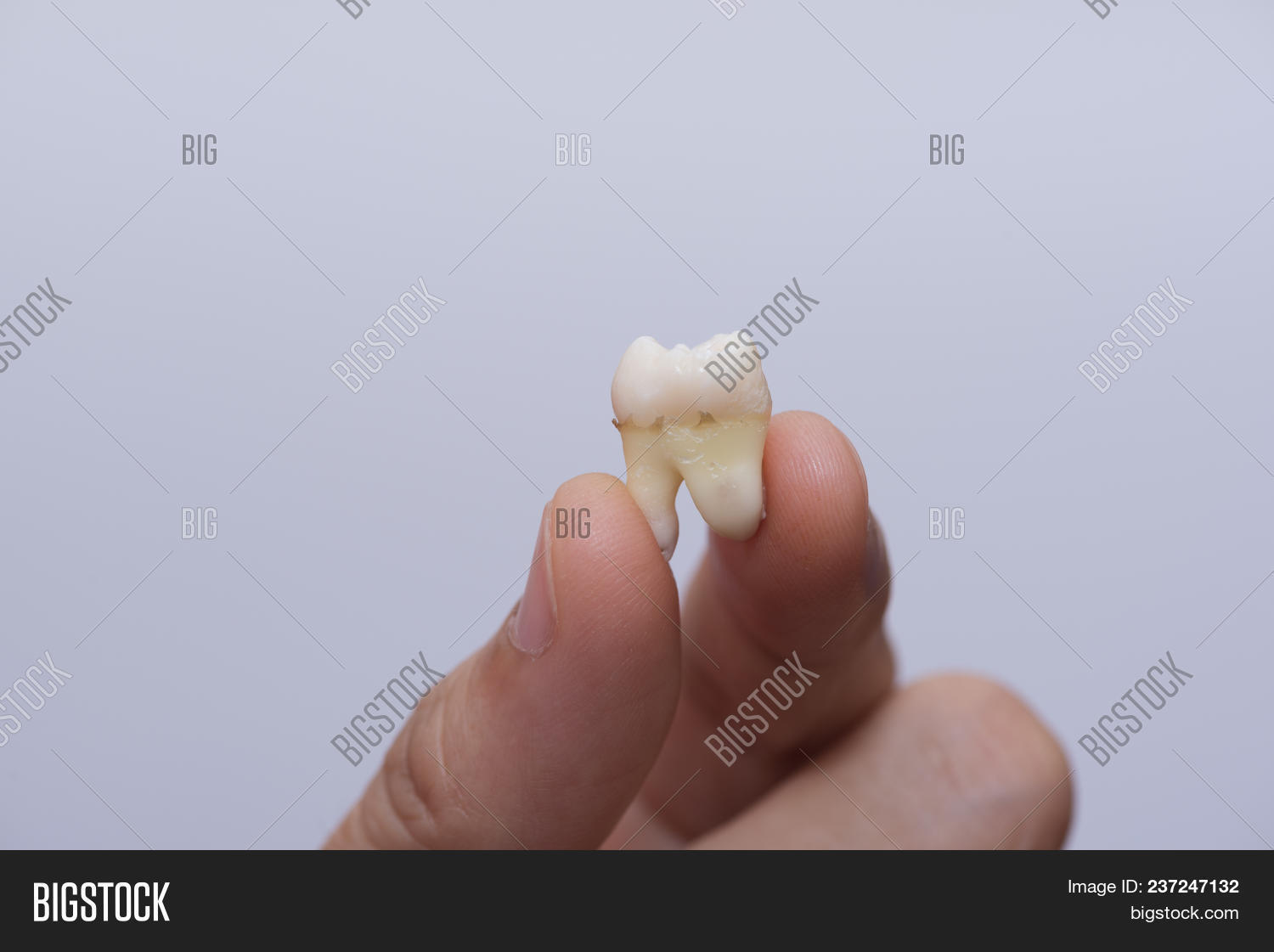 Сон вытаскивать зубы руками. Сон вытаскивать зубы руками. Во сне сне себе выдернуть зуб. К чему снится сон что выпал зуб. Сон вытаскивать зубы руками.