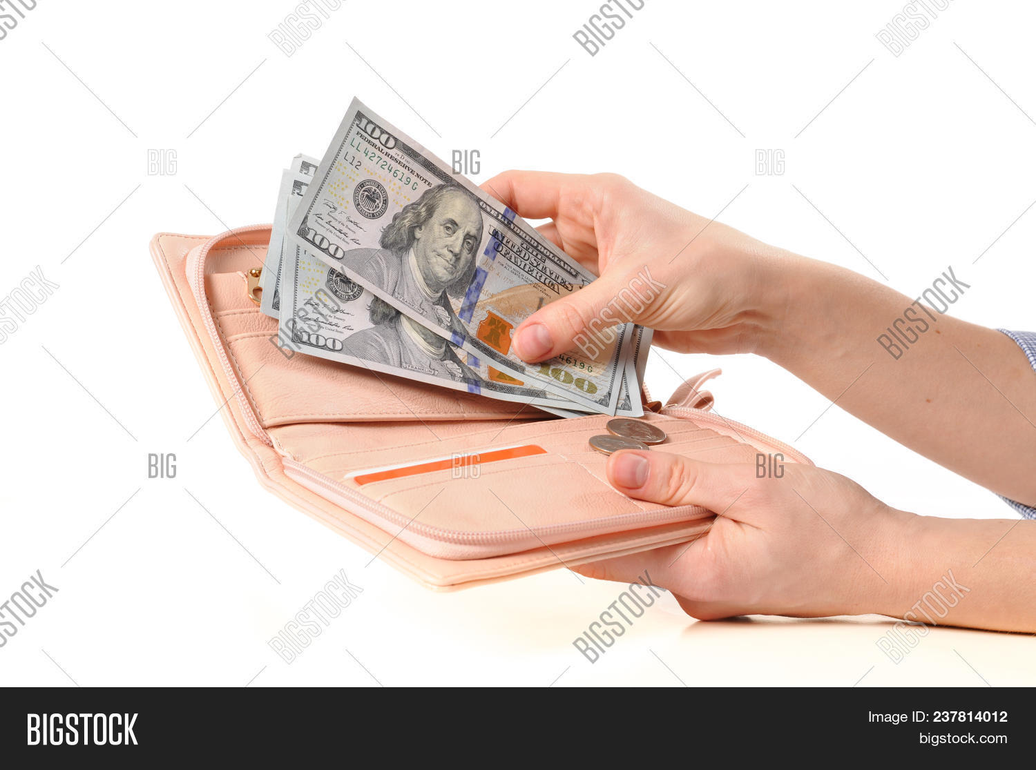 Out of money. Run out of money. Доллары в руках путешествие. Потратить деньги на себя. Деньги на мечту.