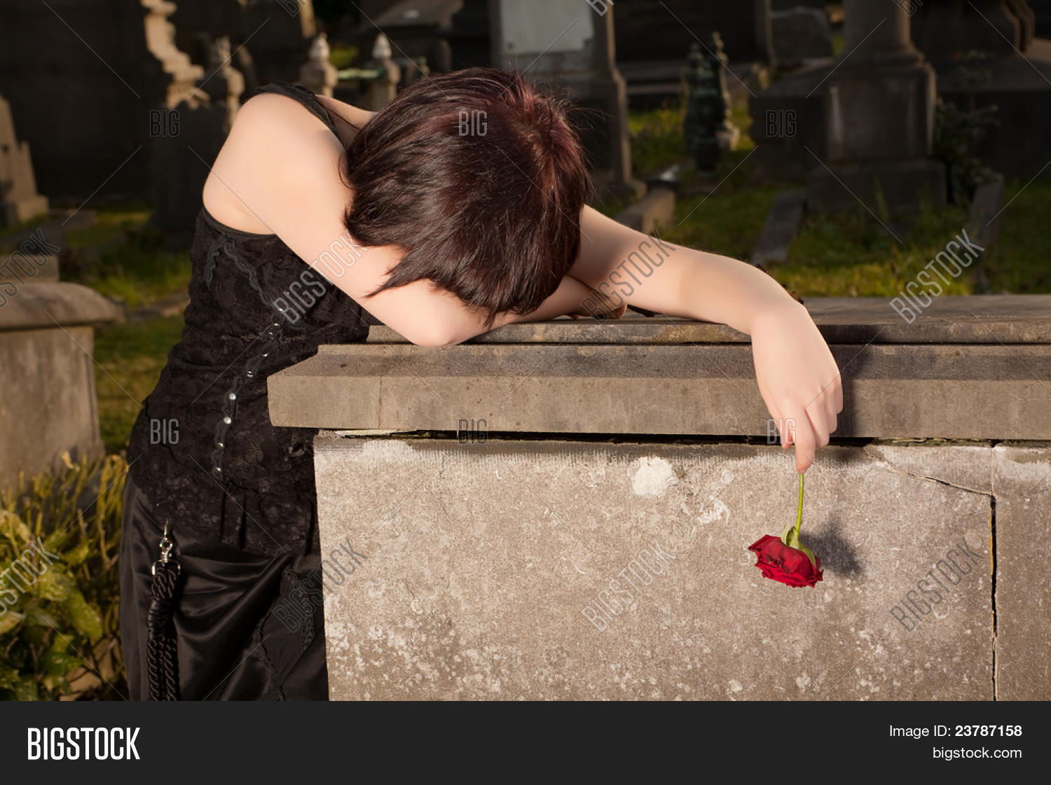 Похороны картинки для презентации. Покойник грустный. Слезы траур. Слезы скорби и печали. Покойник грустный.