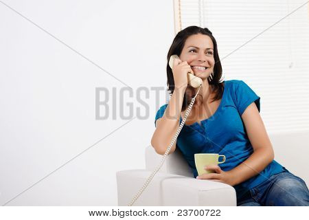 Donna parlare al telefono