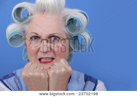 En ældre dame med hairroller.
