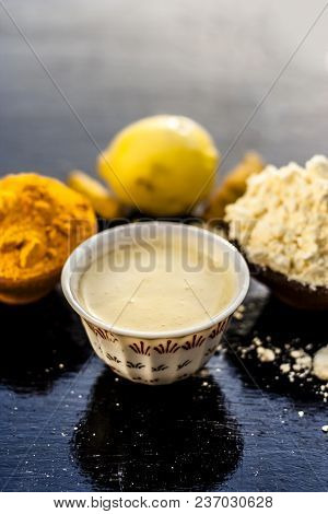 Chana,haldi,limbo Ka Ubtan Or Ayurvedic Face Pack Of Turmeric, Lemon, And Gram Flour On Wooden Surfa