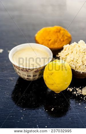 Chana,haldi,limbo Ka Ubtan Or Ayurvedic Face Pack Of Turmeric, Lemon, And Gram Flour On Wooden Surfa